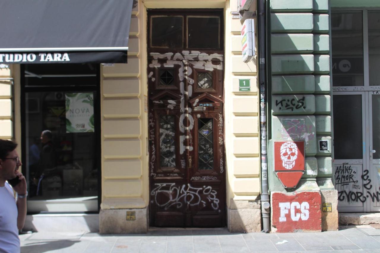Red Apartment Sarajevo Luaran gambar